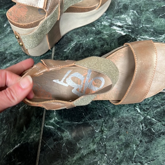 Off the beaten path 2 pairs bundle sandals bundle - Picture 3 of 9